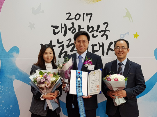 에스원이 지난 19일 서울 여의도동 KBS 신관 공개홀에서 보건복지부가 주최한 '2017 대한민국 나눔국민대상에서 국무총리표창을 수상했다. 시상식 후 홍은영 에스원 사회봉사단 대리(왼쪽부터), 박준상 총무보안그룹 그룹장, 신영빈 사회봉사단 대리가 기념사진을 찍고 있다. 에스원 제공